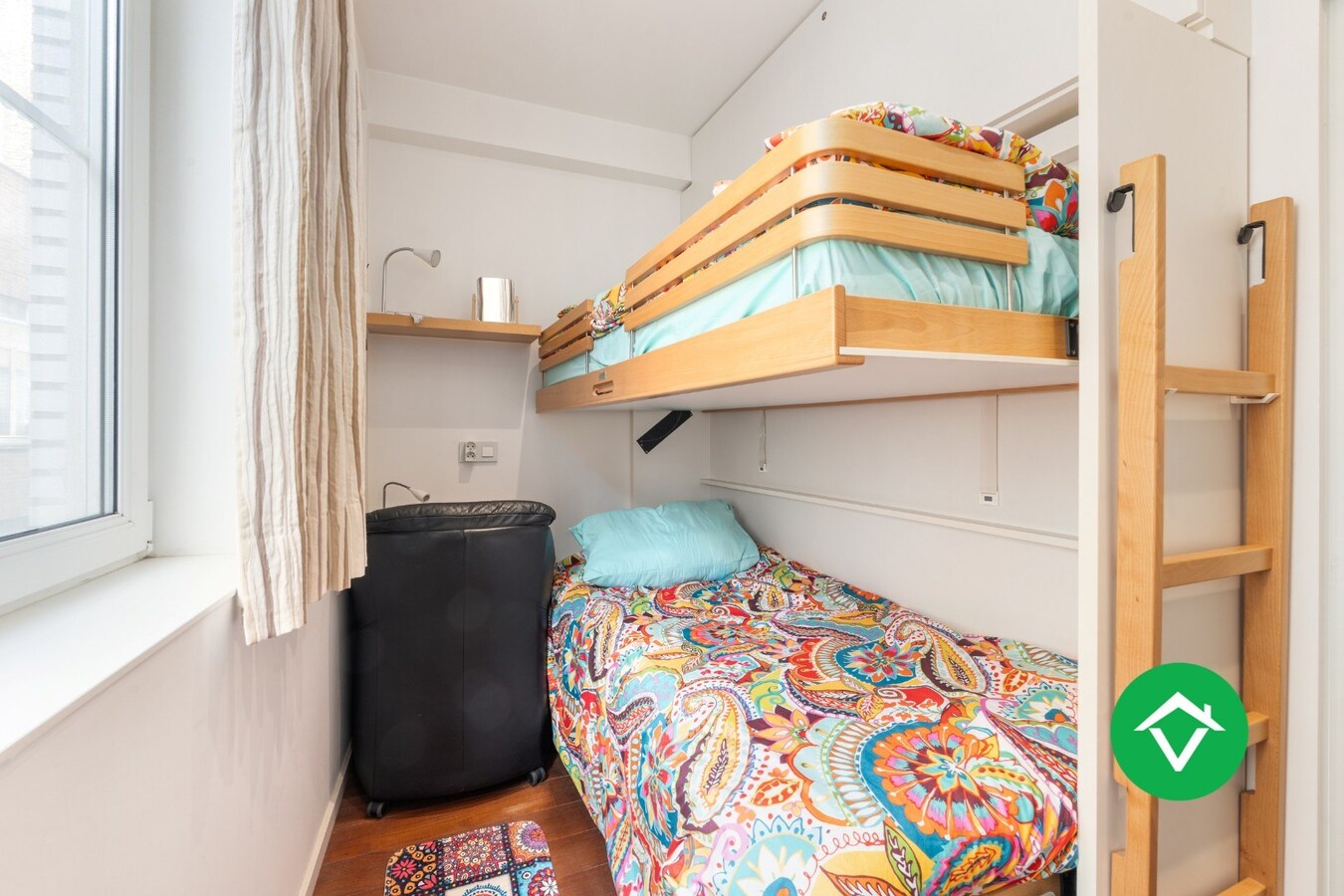 Instapklaar bemeubeld hoekappartement met 2 slaapkamers te koop in Oostende 