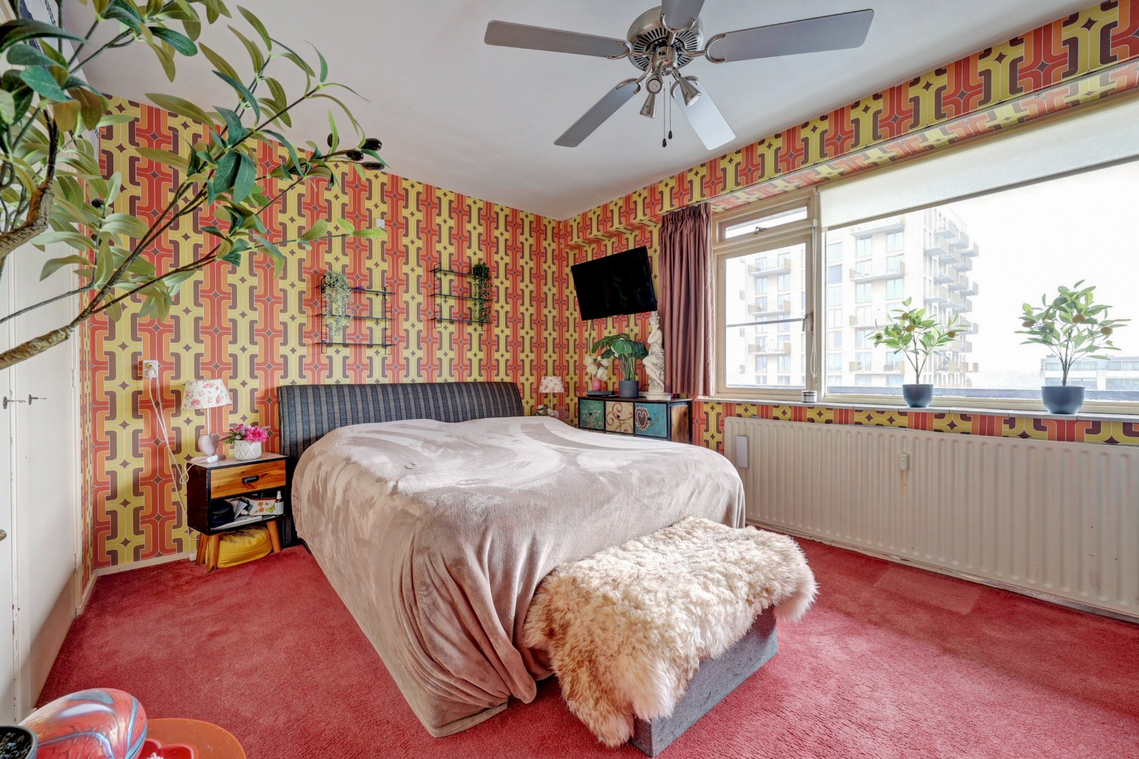 Dit ruime 3 -(voorheen 4) kamer appartement heeft een lichte woonkamer, zonnige balkon, 2 slaapkamers en is gelegen op 6e etage. 