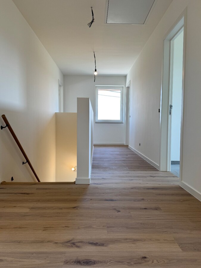 Instapklare nieuwbouwwoning met 4 slaapkamers en bureau te Kortemark 