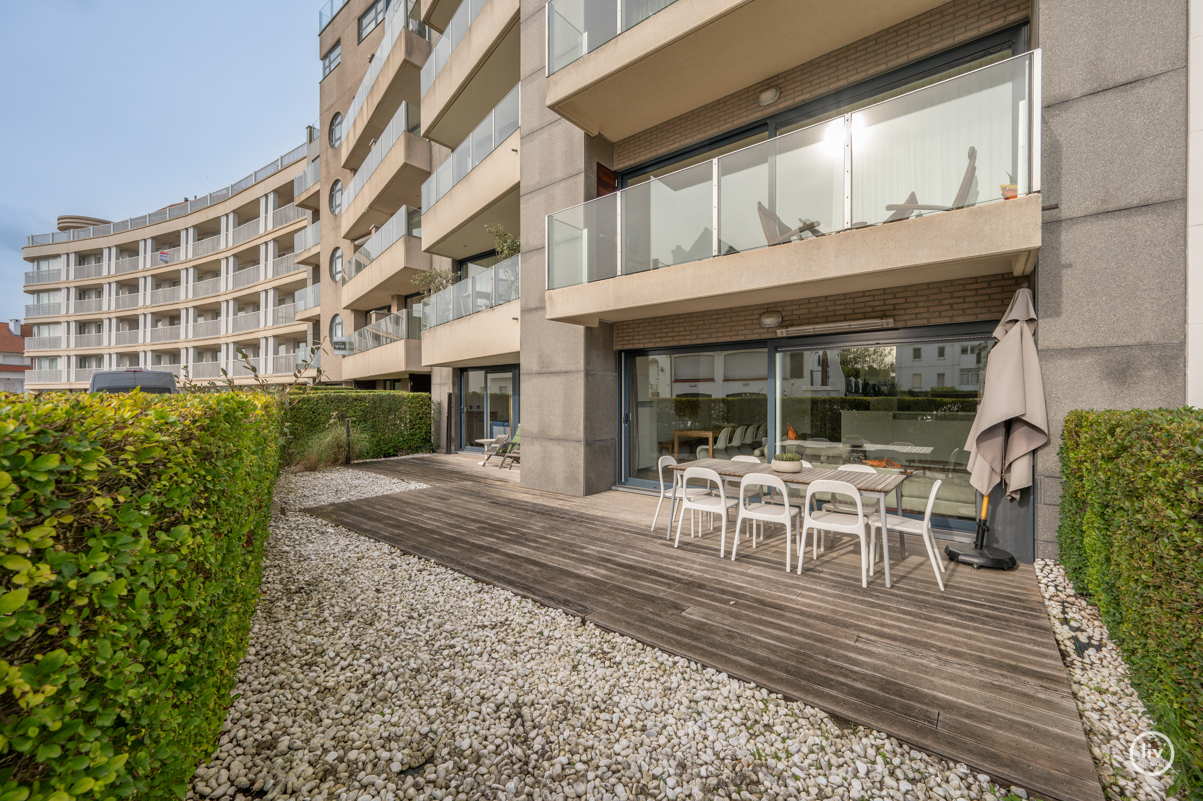 Zeer ruim en zonnig gelijkvloersappartement met 3 slaapkamers, groot zonneterras en mogelijkheid tot aankoop van ruime garage. 