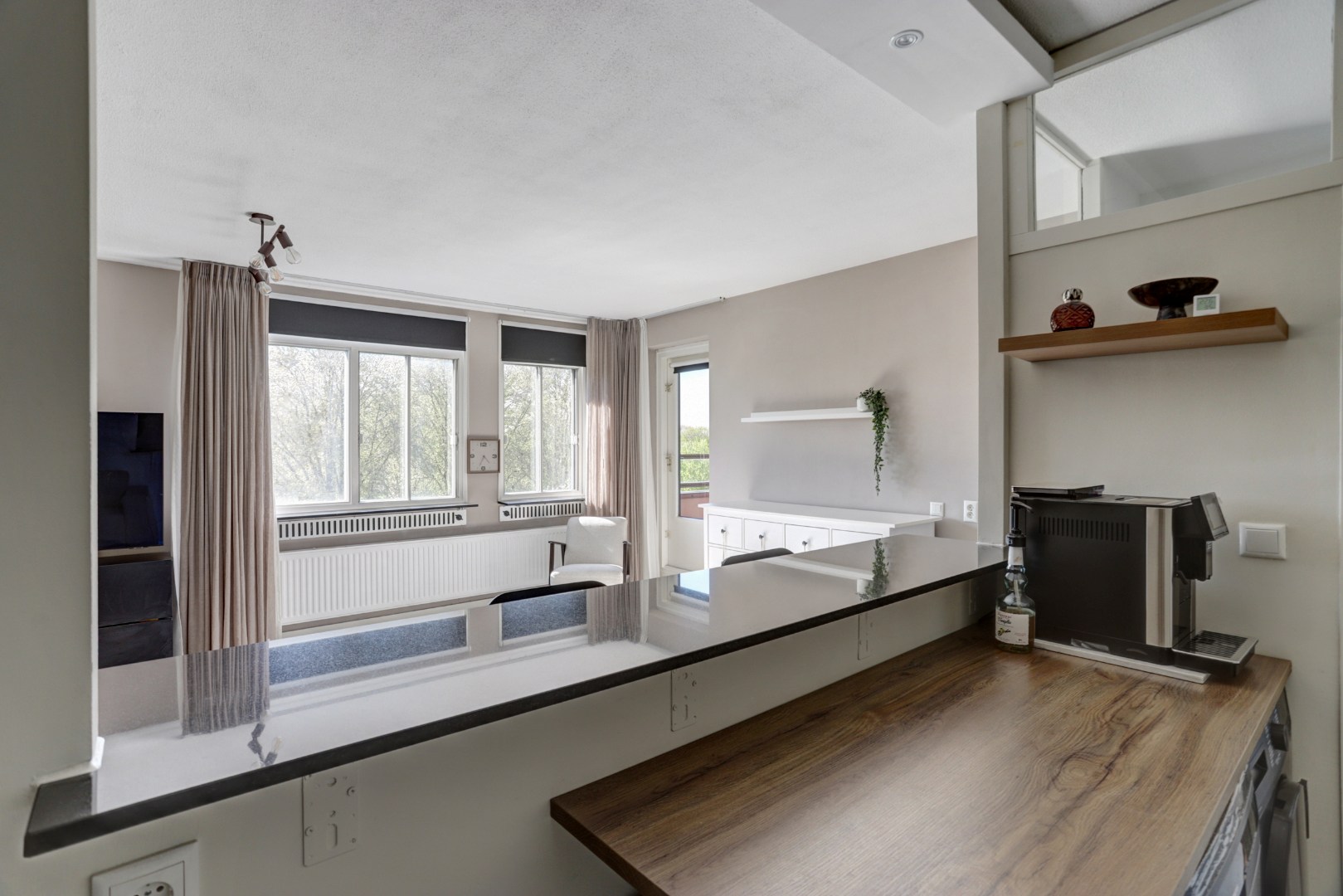Zonder klussen te betrekken dit 2-kamer appartement op de 4e verdieping met zonnig balkon, moderne badkamer, 1 slaapkamer en berging in de onderbouw! 