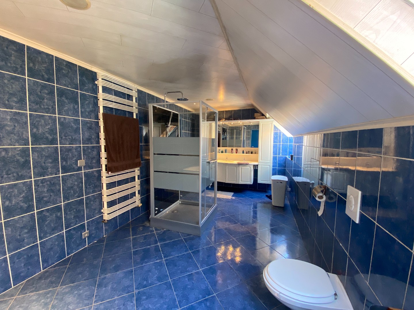 Ruim en centraal gelegen appartement met 3 slaapkamers en dubbele garage te Waregem! 