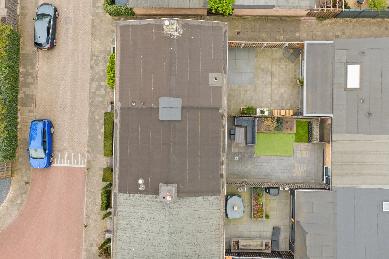 Lichte 4-kamer tussenwoning met eigen garage, 3 slaapkamers, onderhoudsvriendelijke tuin met berging en gelegen op eigen grond! 