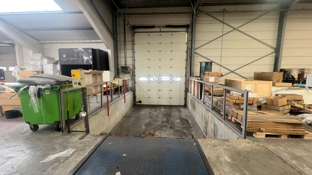 Bedrijfsgebouw met laadkades en kantoren te koop in Ronse