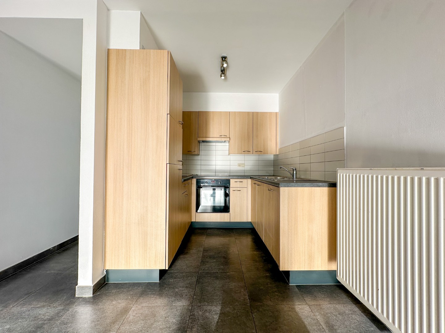 Lichtrijk gelijkvloers appartement met 2 slpk, garage en autostandplaats 