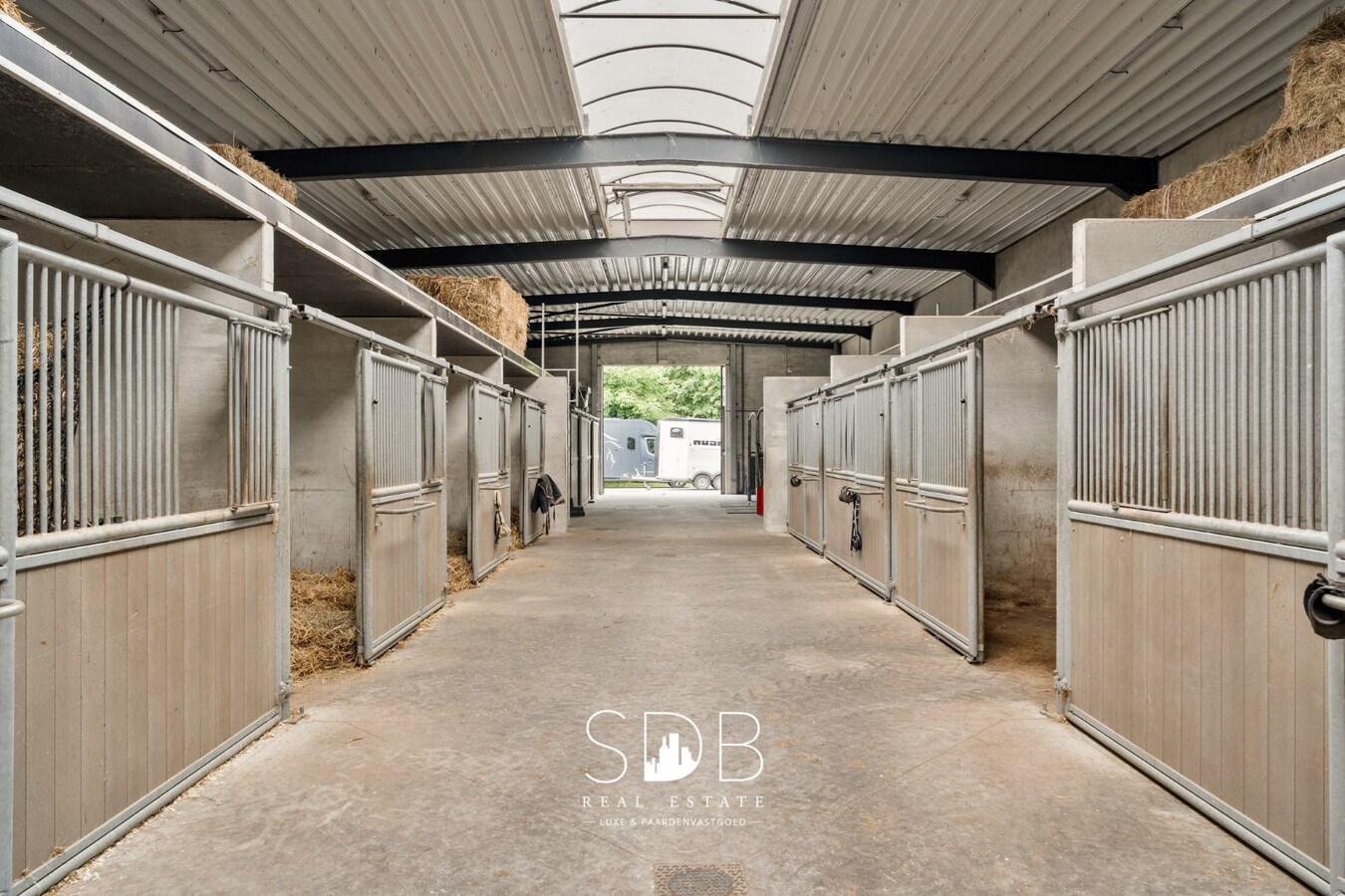 Prachtige villa met hippische accommodatie en graslanden +/-  23 ha 