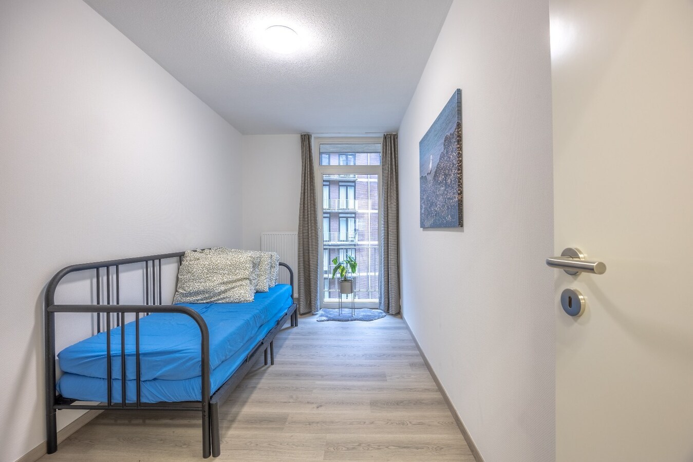 Gerenoveerd appartement aan de achterzijde van de zeedijk. 