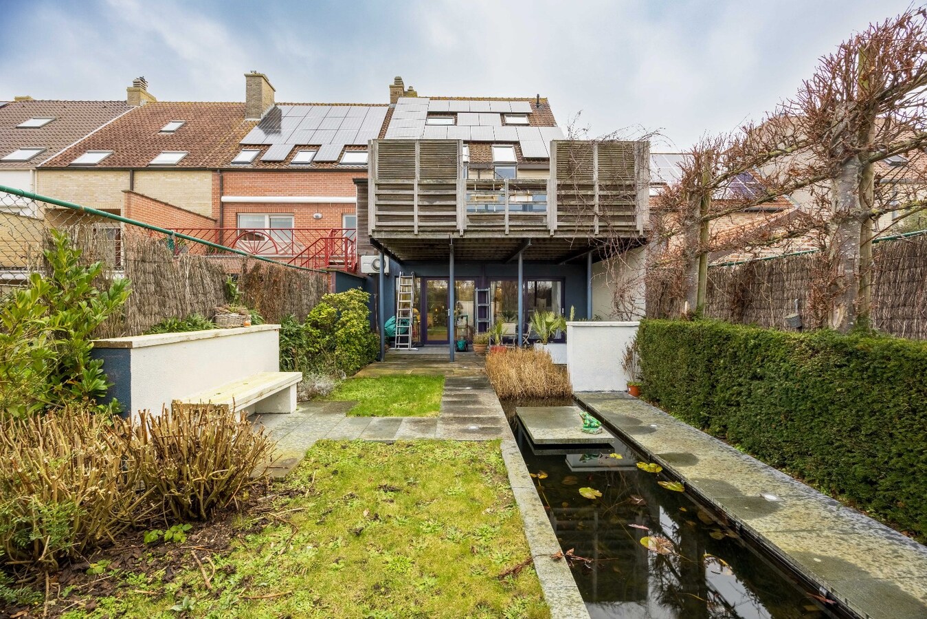 Ruime en veelzijdige bel-étagewoning met 5 slaapkamers, zuidgerichte terrassen en studio/praktijkruimte nabij de zeedijk. 