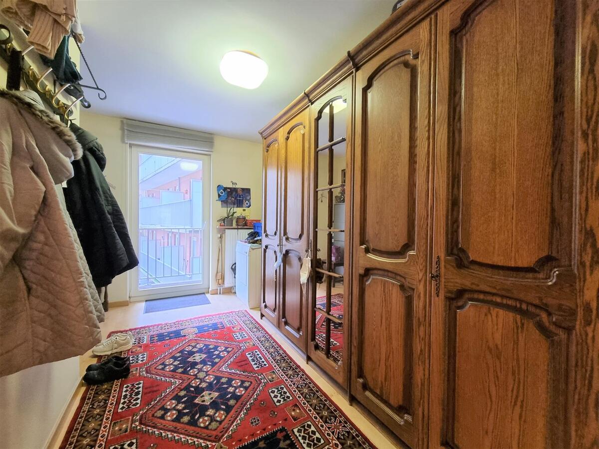 Zeer ruim, op te frissen appartement met 3 slaapkamers - Heist 