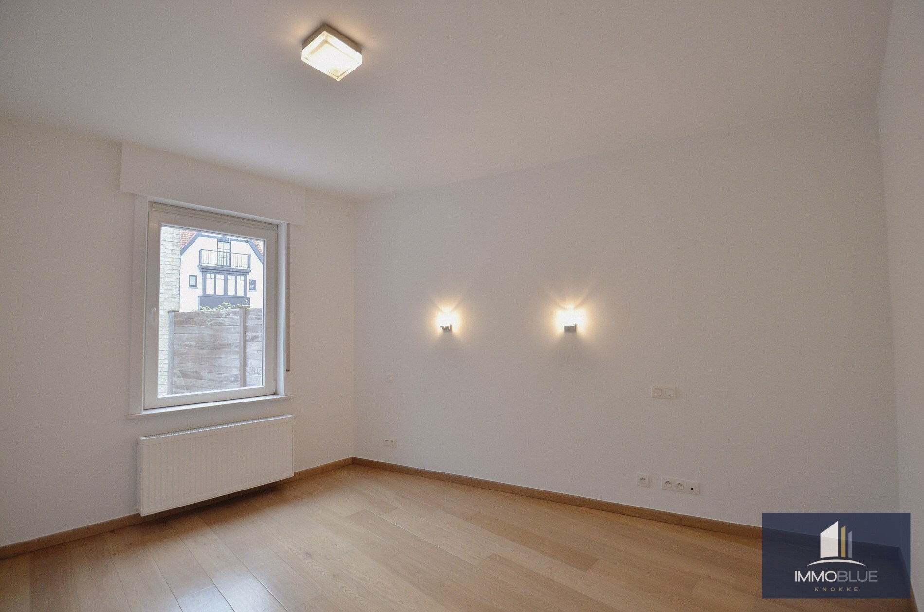 Ruime woning met ruime terrassen en een inpandige garage gelegen nabij de keuvelhoekstraat. 