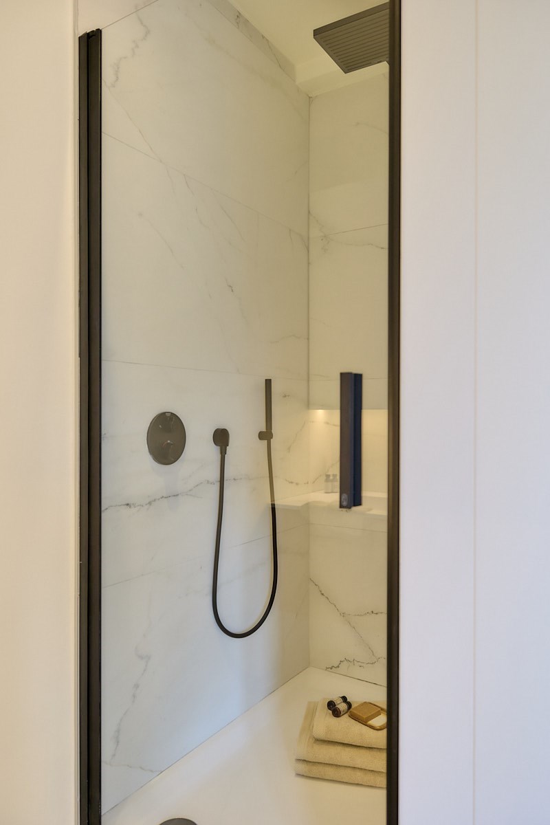 Appartement de 4 pièces entièrement rénové, situé au 8, Van Bunnanlaan. 