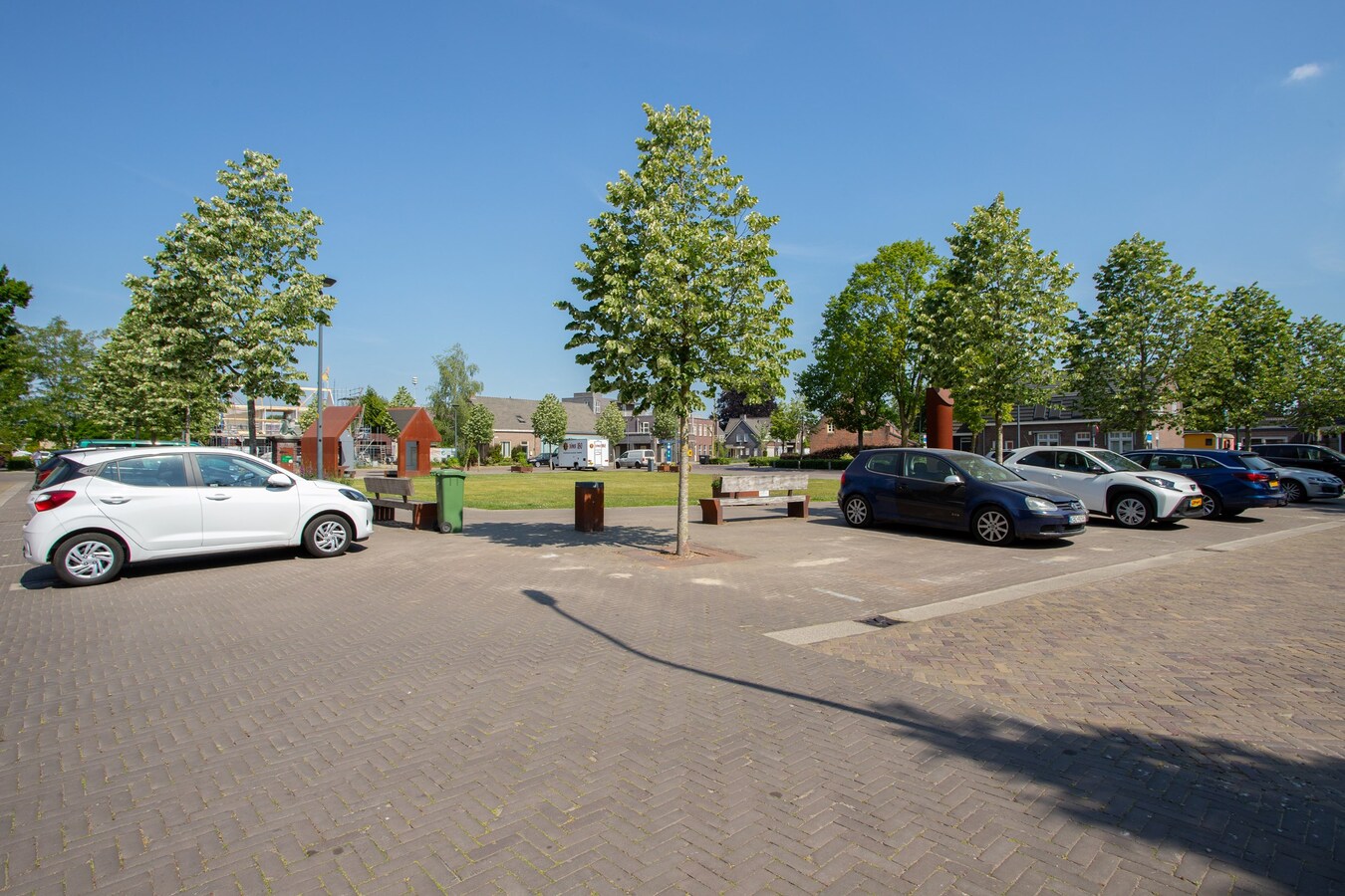 Royale vrijstaande gezinswoning gelegen op 500m2 in het centrum van Hoogeloon. 