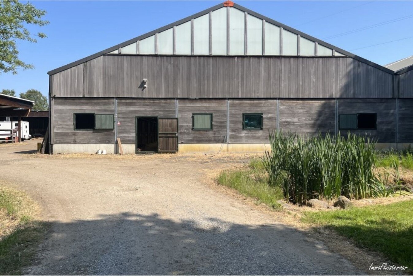 Installation équestre avec une piste intérieure et une maison spacieuse sur environ 6 hectares à Ham. 