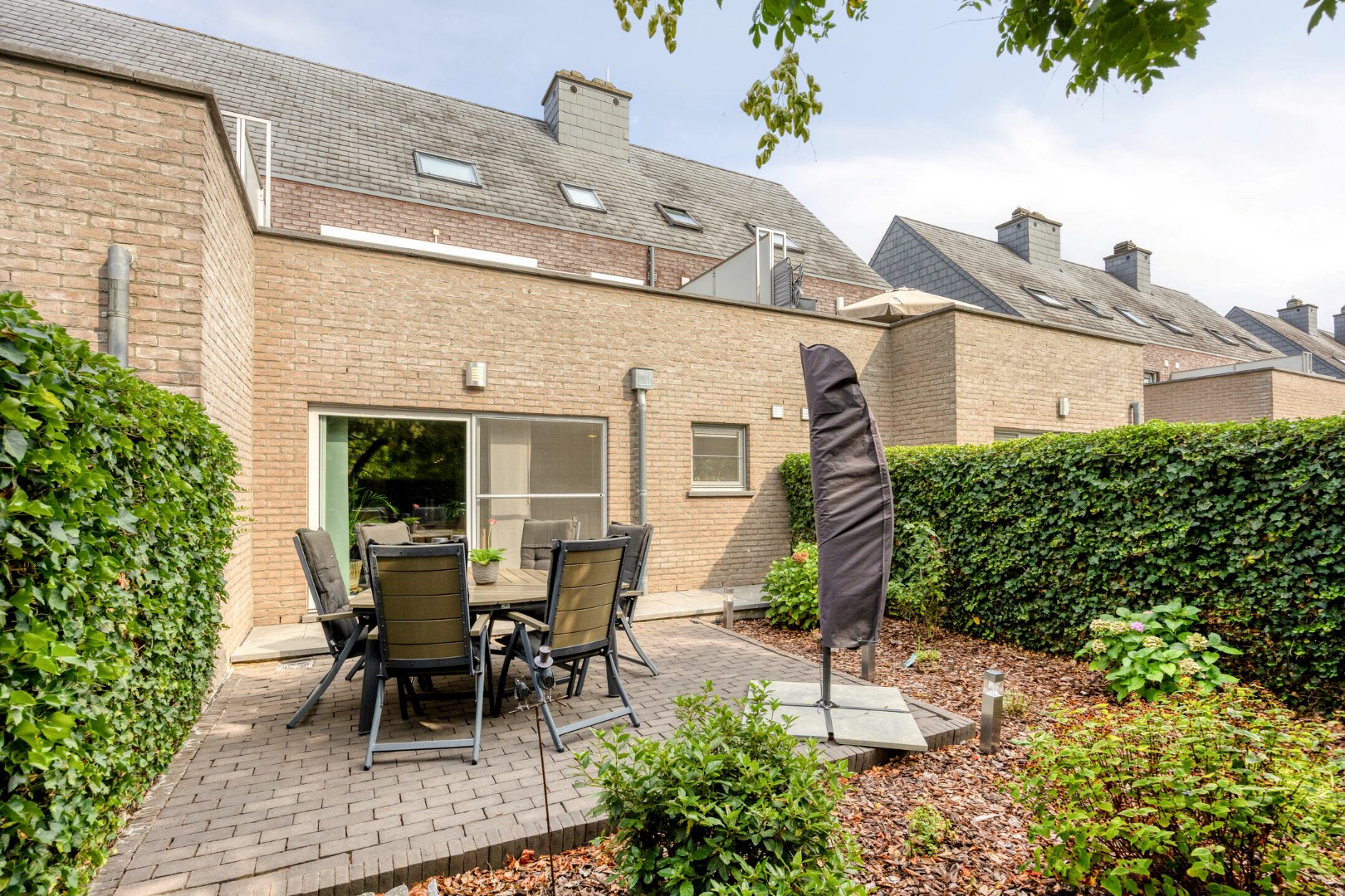 Gelijkvloers appartement met 2 slpk, 2 parkings en 2 kelderbergingen. 