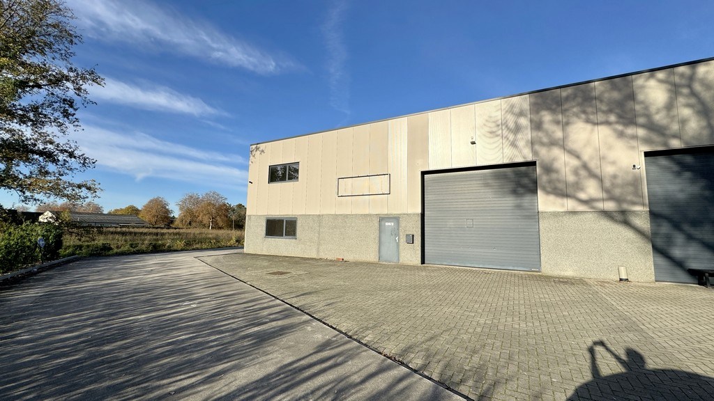 Magazijnen met kantoor te huur nabij E313 in Ranst