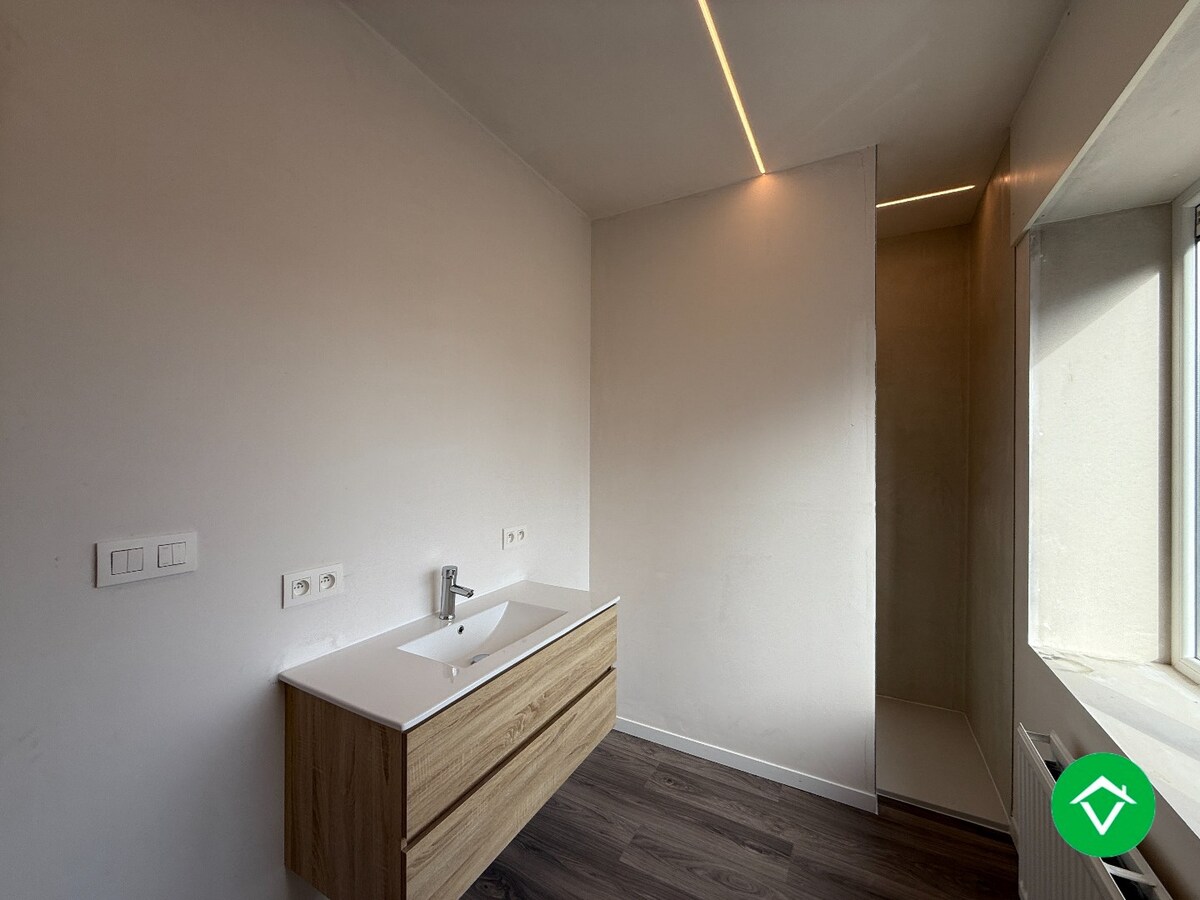 Gerenoveerde woning twee slaapkamers en koer in centrum Roeselare 