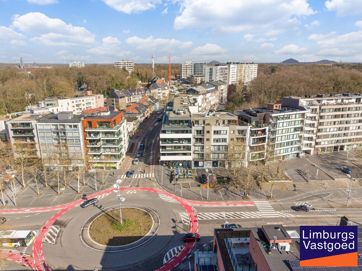Exclusief penthouse met ruim terras, 2 slpk, dubbele autostaanplaats, centrum Genk 