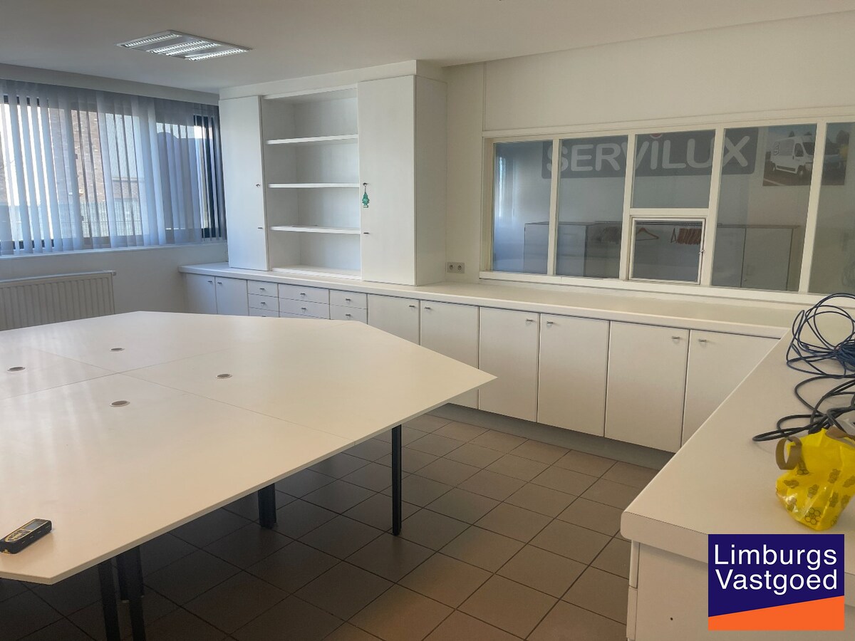 Industriële multifunctionele bedrijfsruimte van 1500m² in Hasselt met 2080 m² perceeloppervlakte en 50.00 parkeerplaatsen 