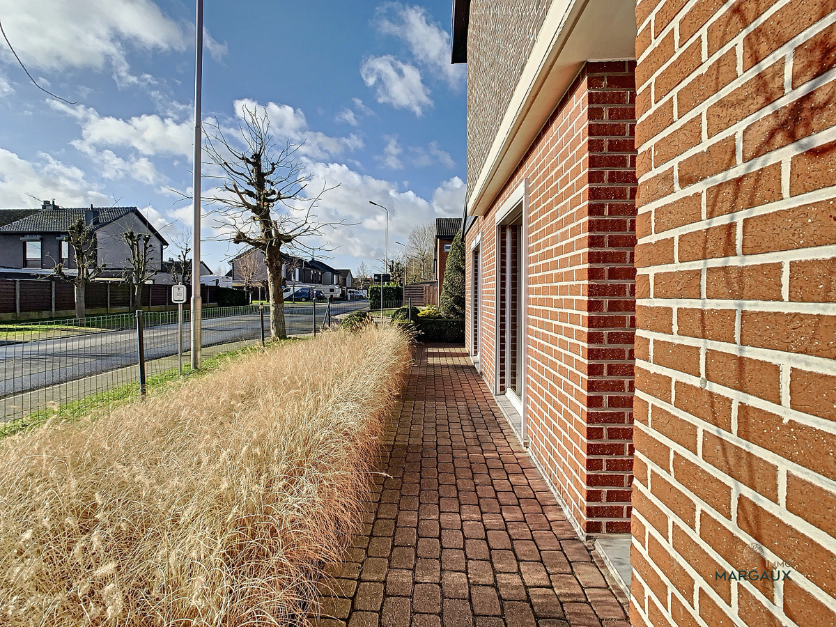 Instapklare halfopen bebouwing in rustige straat 