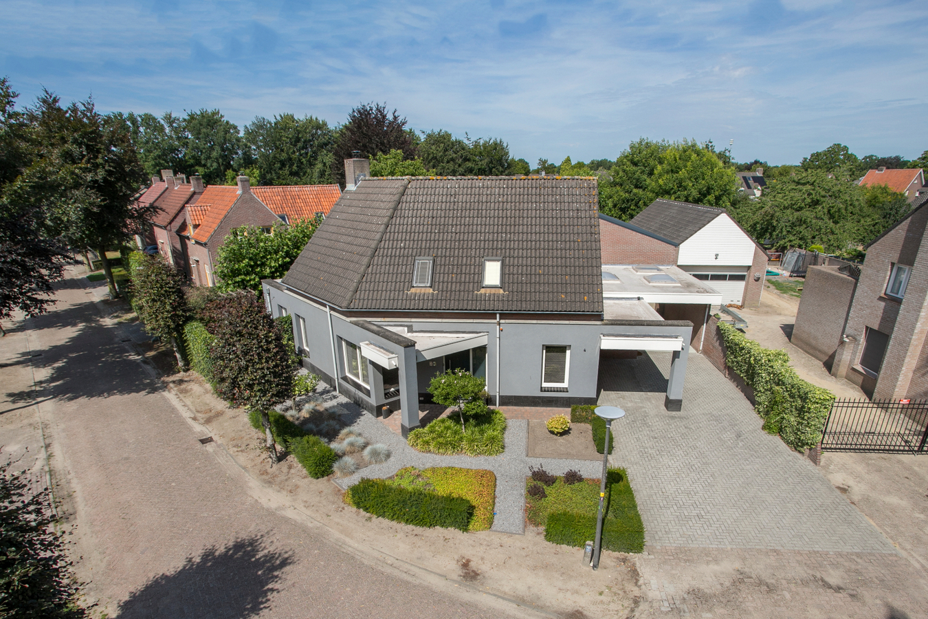 Deze moderne en royale vrijstaande woning staat op een rustige woonlocatie op een mooi hoekperceel. 