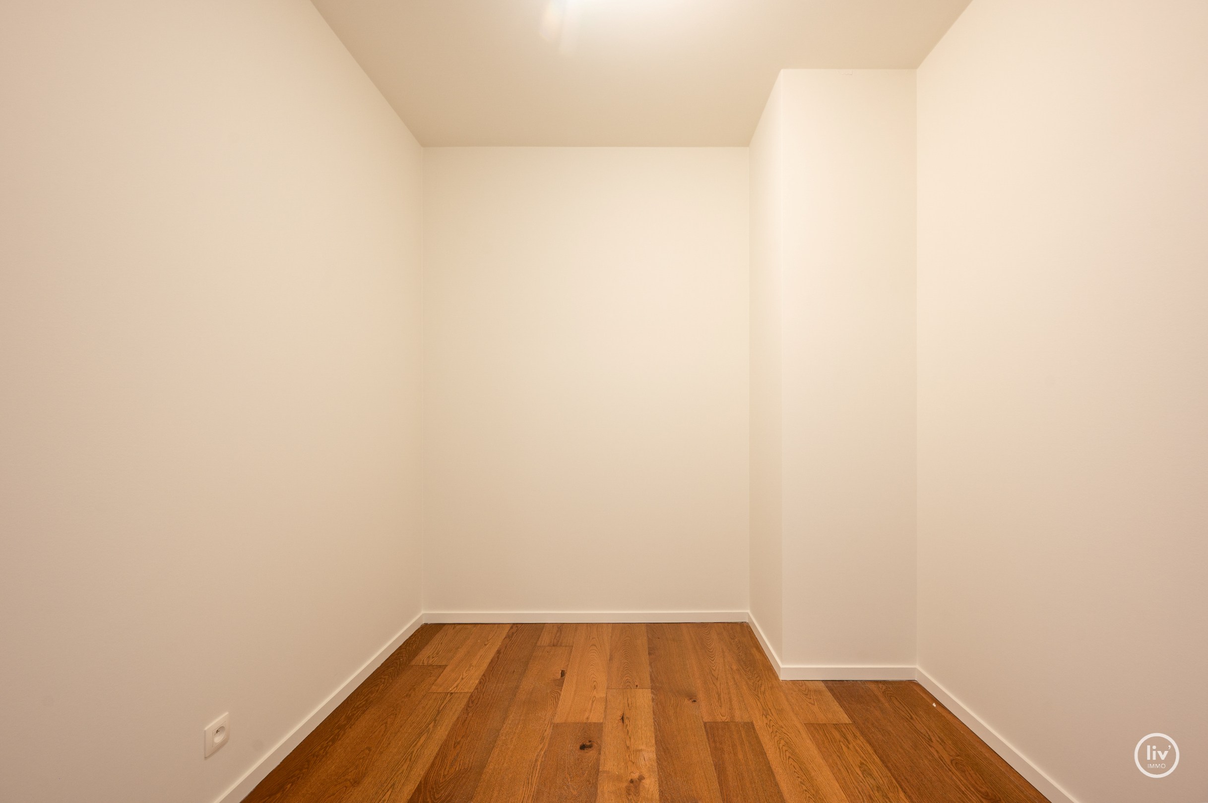 Centraal gelegen 3-kamer appartement te Res. Hoost met ruim terras genietend van zijdelings zeezicht! 