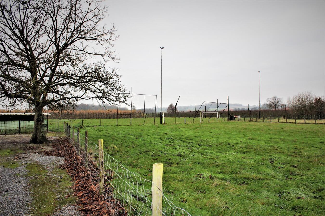 Woning (5 slaapkamers) met vergunde horecazaak (café), studio, recreatieterrein en weides op ca. 1.5ha te Kortenaken (Vlaams-Brabant) 