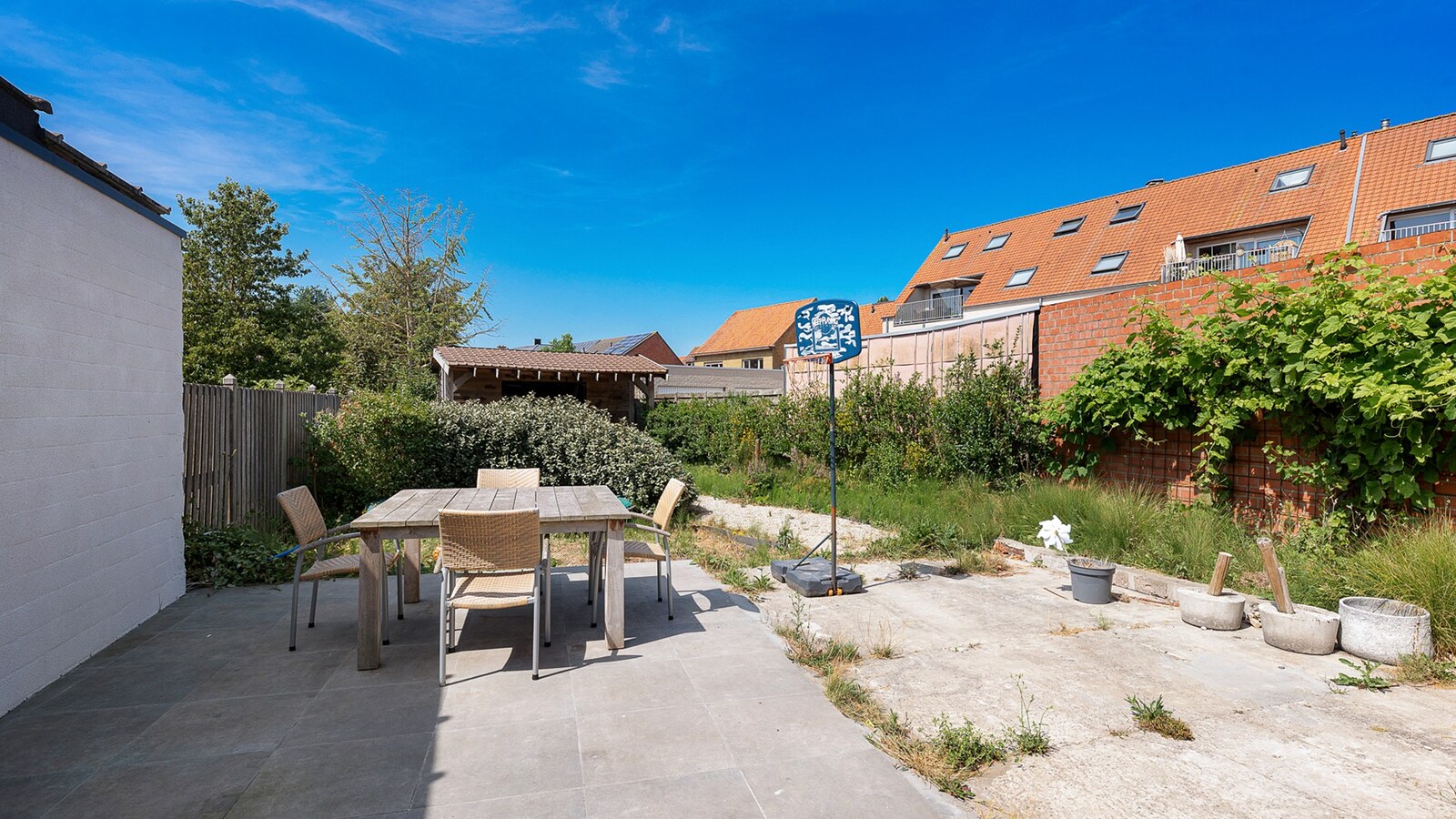 Ruime gezinswoning met handelsruimte op toplocatie in het bruisende Westkapelle. 