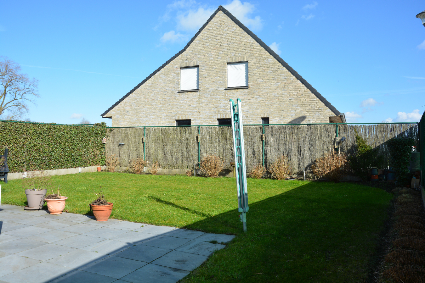 Instapklare hoekwoning met zonnige tuin 