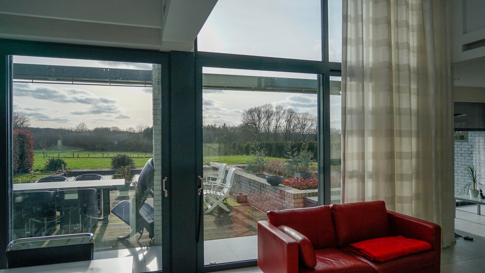 Dorne : moderne woning met parktijkruimte / bureel, volwaardige kelderverdieping, terras, zwemvijver en weide. Prachtig uitzicht. 