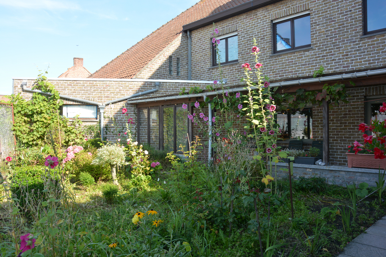 Ruime hoekwoning met 4 slaapkamers en dubbele garage 
