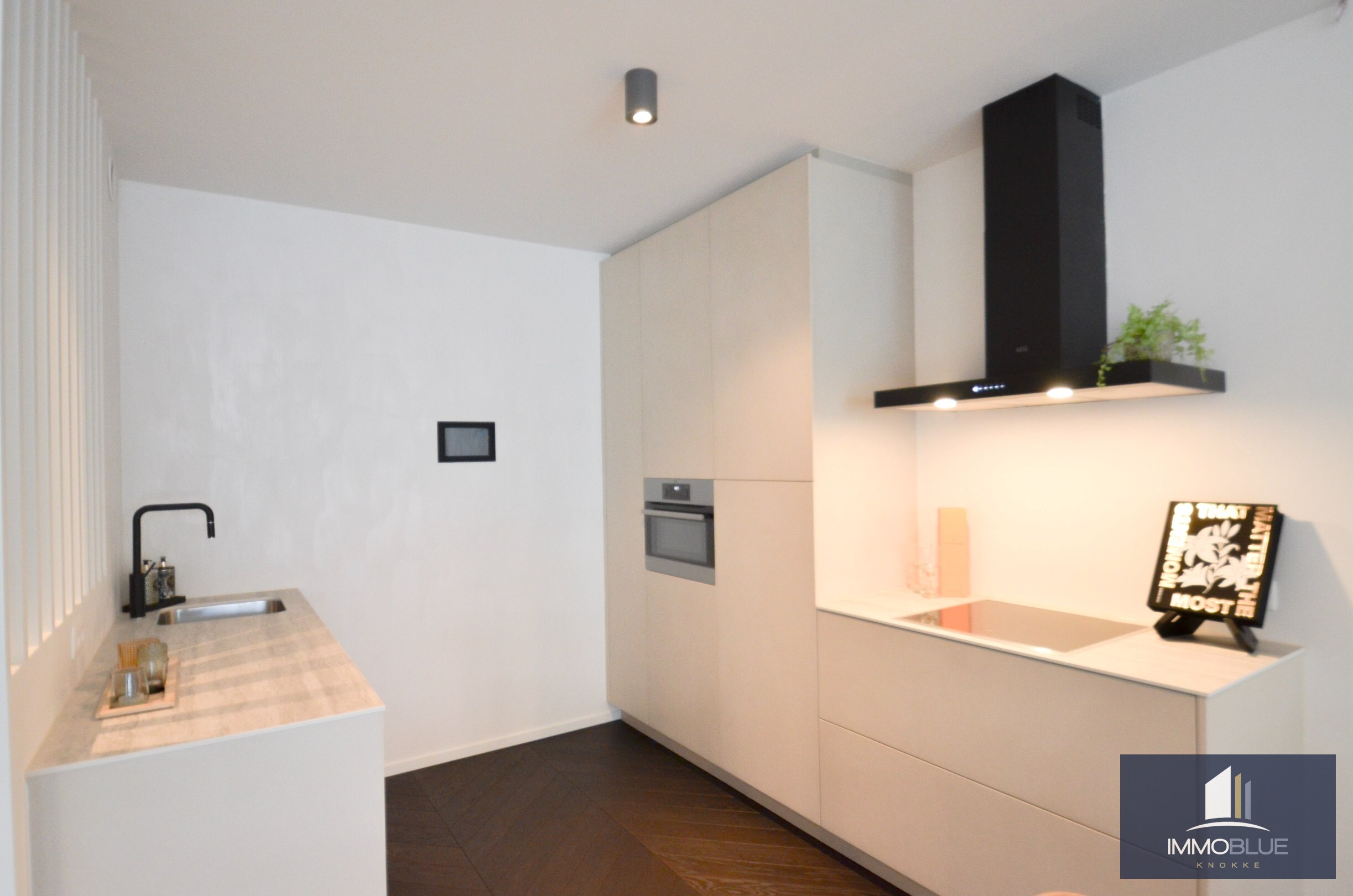 Appartement élégant avec spacieuse terrasse ensoleillée dans la résidence The Tower. 