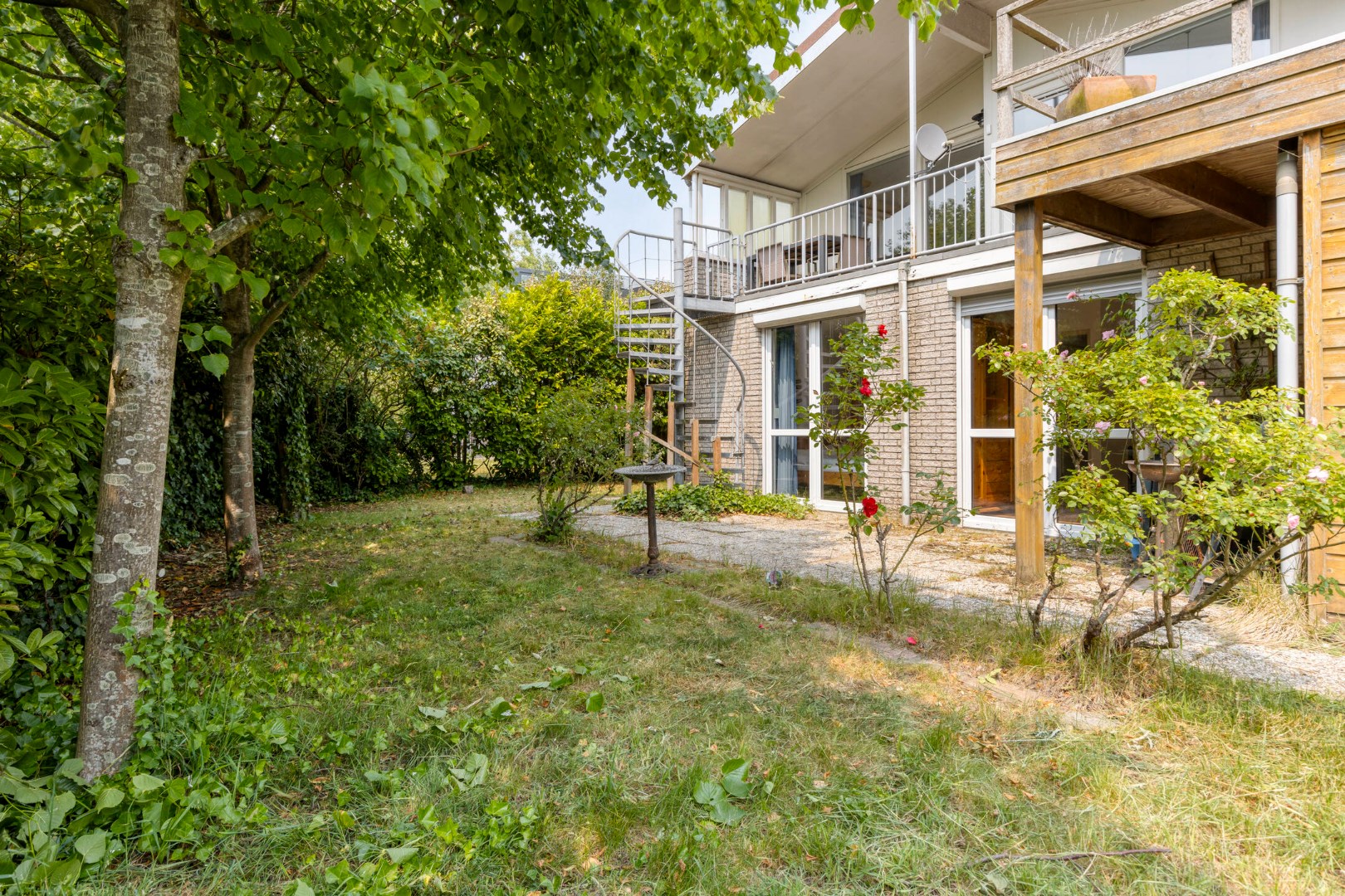 Vrijstaande 8-persoons vakantiewoning, gelegen op een unieke plek met vrij uitzicht over de Oosterschelde, kijkend richting het schilderachtige Zierikzee, wacht deze woning op een nieuwe eigenaar! 