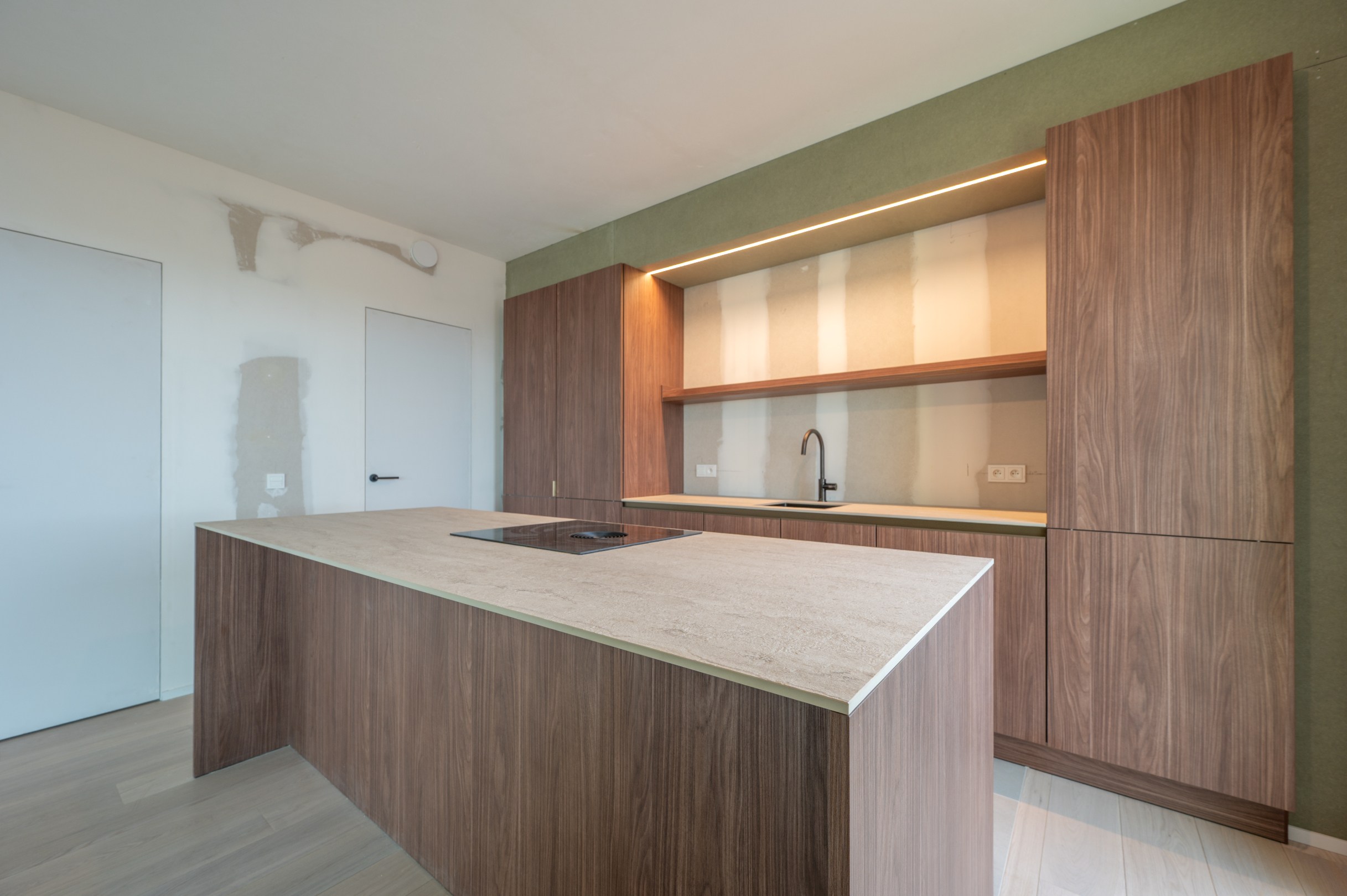 Unieke herverkoop in het Project hoost te Centrum Heist op wandelafstand van de Zeedijk genietend van zijdelings-zeezicht! 