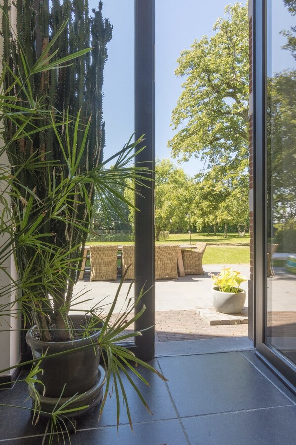 Gelijkvloers 3-slaapkamer villa-appartement met parktuin. 