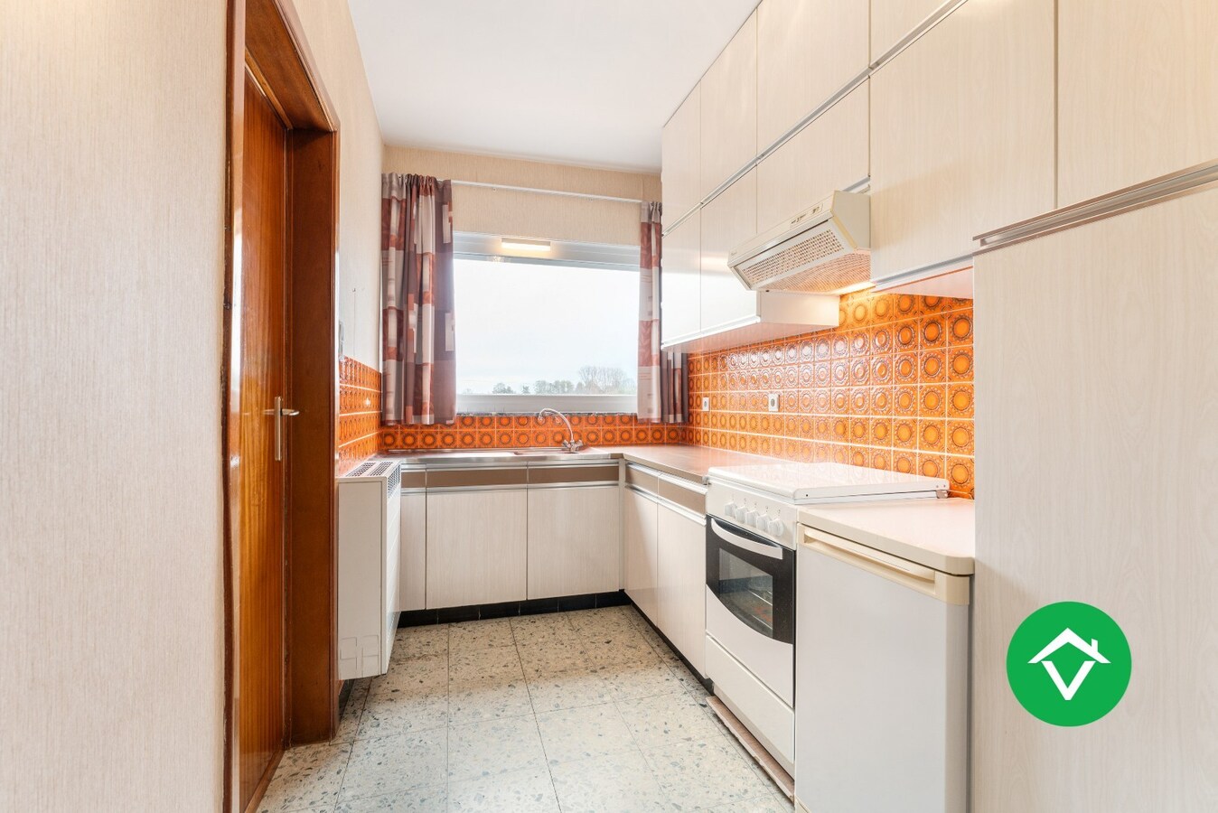 Op te frissen gezinswoning met twee garages en landelijk zicht te Eernegem 