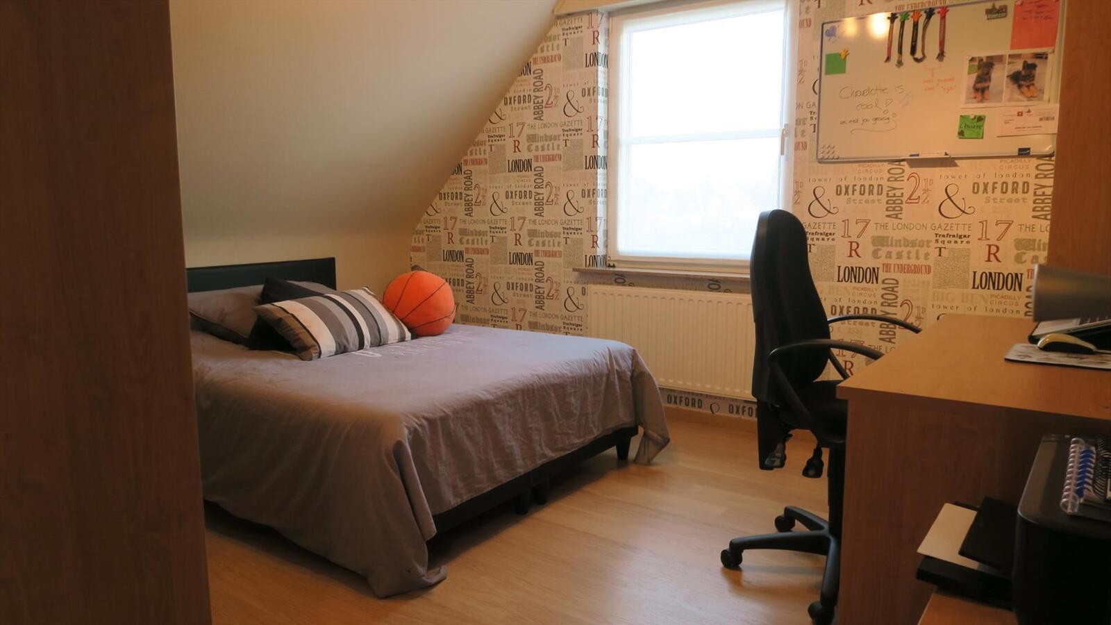 Uitstekend gelegen villa met grote zongerichte tuin 