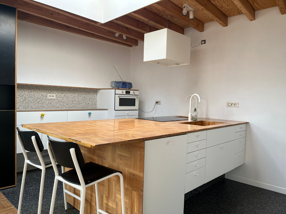 Design duplex appartement te centrum Dikkelvenne. 