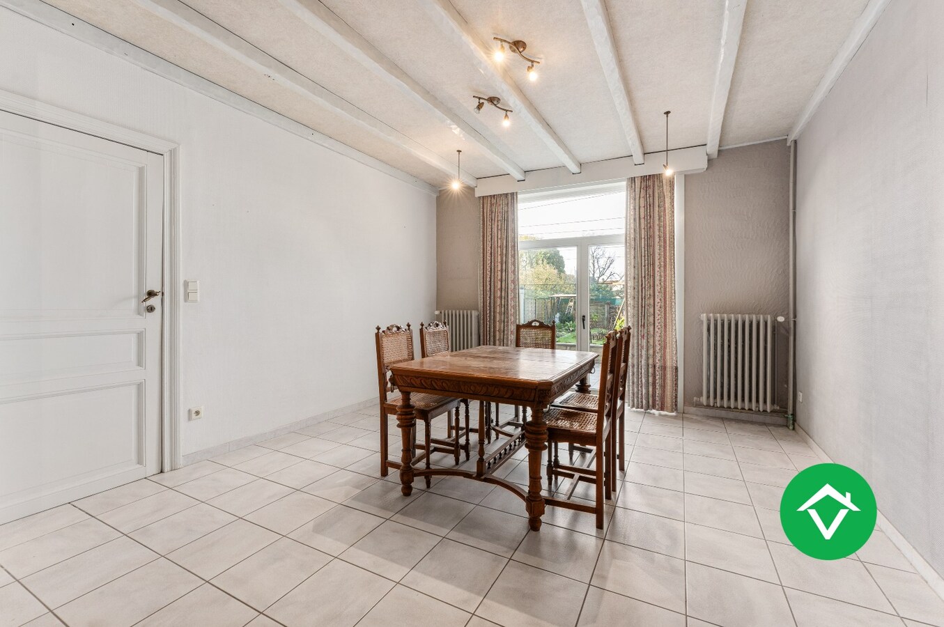 Ruim herenhuis met 4 slaapkamers en aparte garagebox in centrum Gistel 