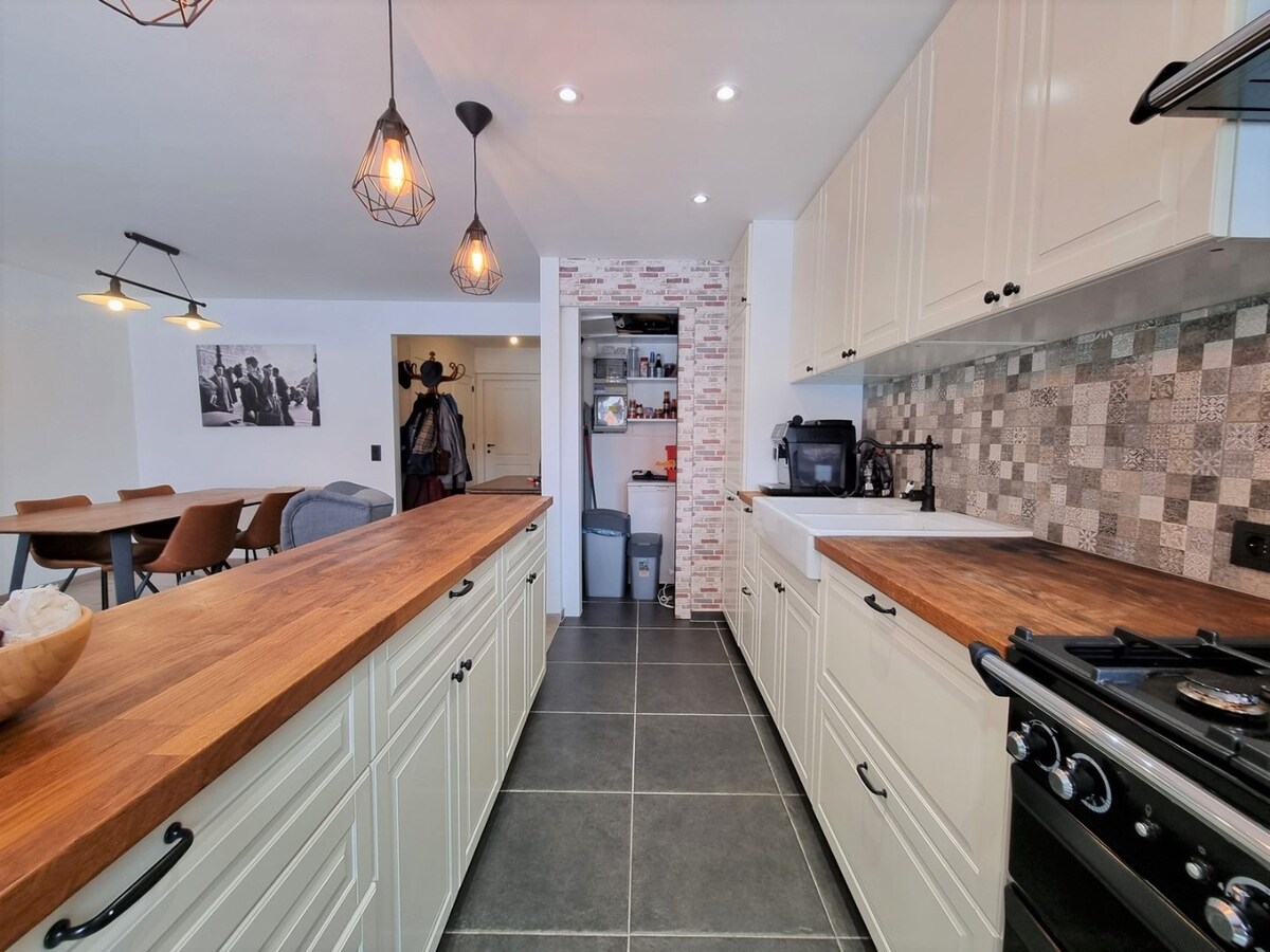 Leuk, centraal gelegen, volledig gerenoveerd appartement te Heist 