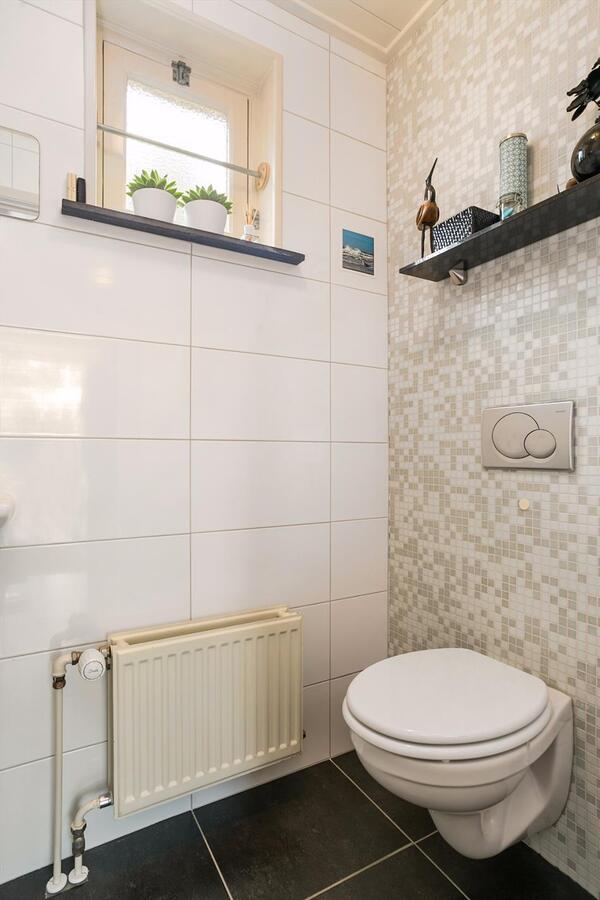 Fraai gelegen, karakteristiek vooroorlogs, vrijstaand gerenoveerd woonhuis op perceel van 1.035 m2 aan de Tonterstraat 42 te Riethoven. 