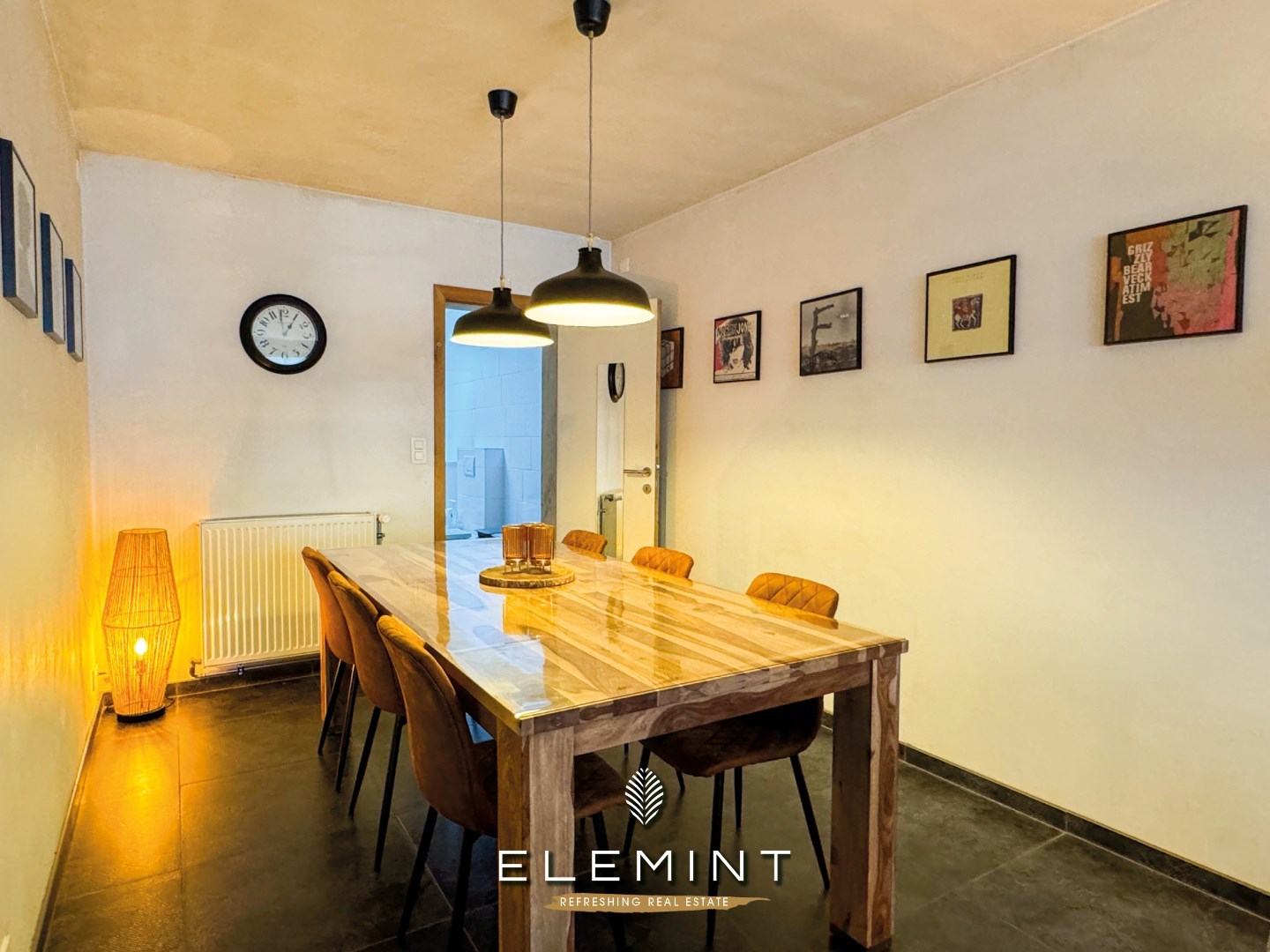 Gezinswoning met aanpalende magazijn en mooie tuin 