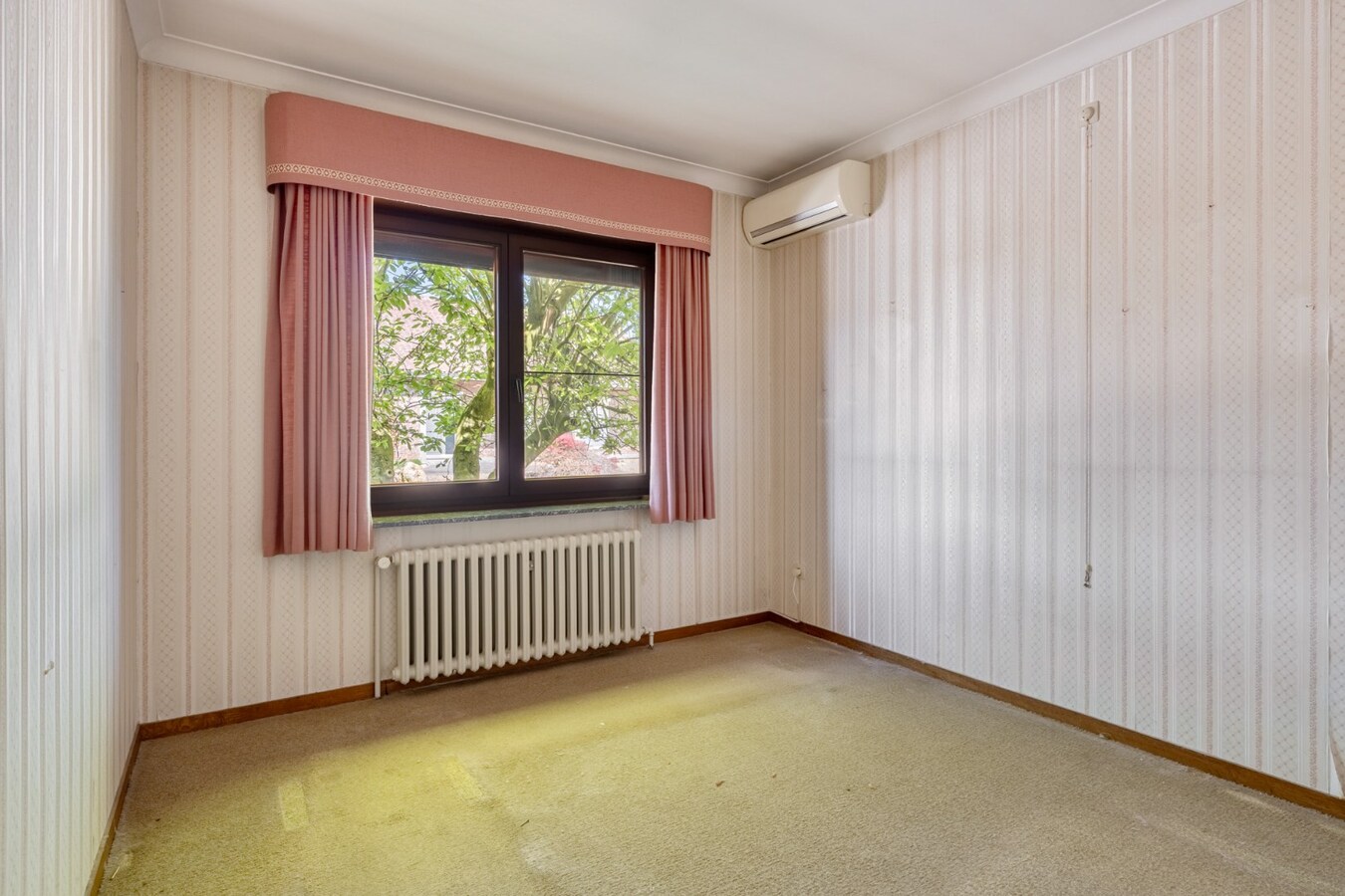 Gelijkvloerse gezinswoning op een ruim perceel van 9a51ca op een rustige locatie met uitzicht op achterliggende weilanden! 