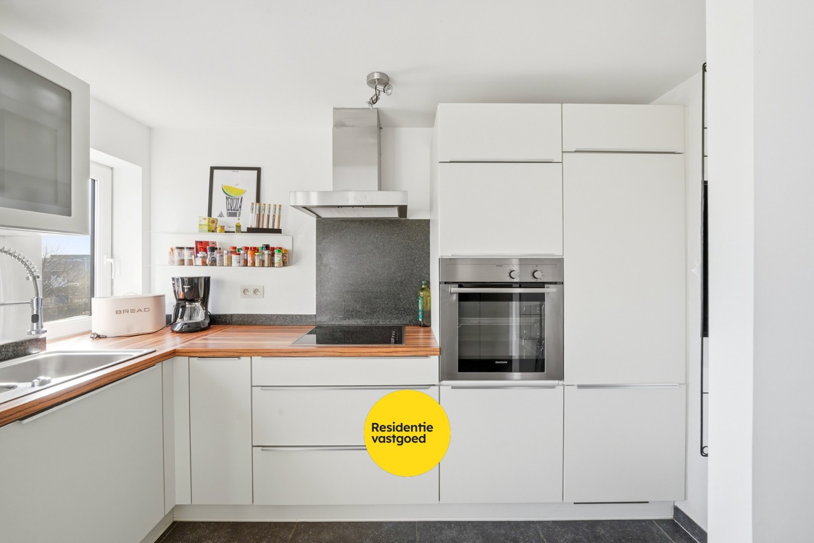 Instapklare woning met zicht op de vaart in Oudenburg 