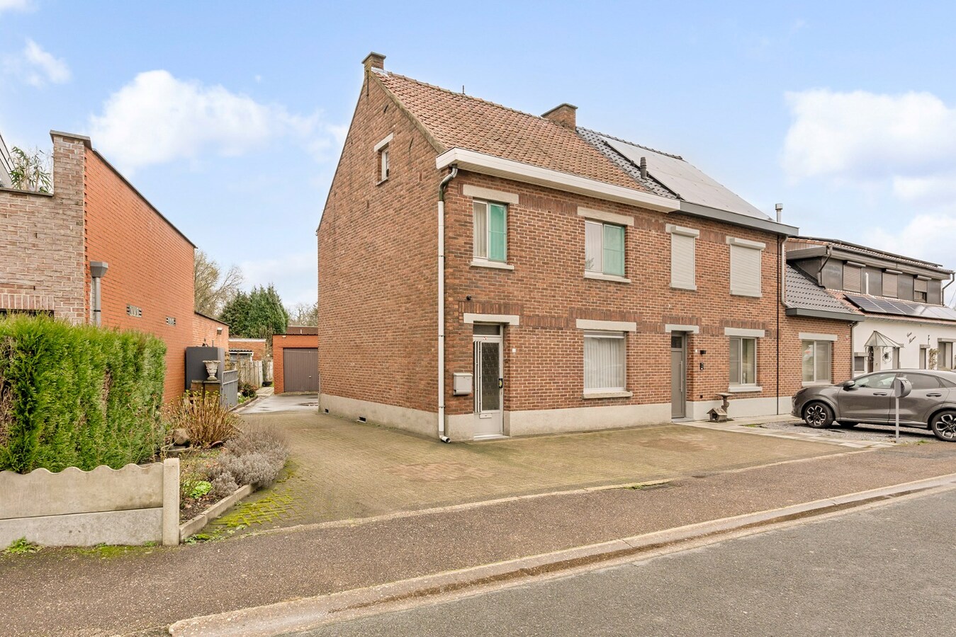 Te renoveren woning met 3 slaapkamers en grote tuin. 