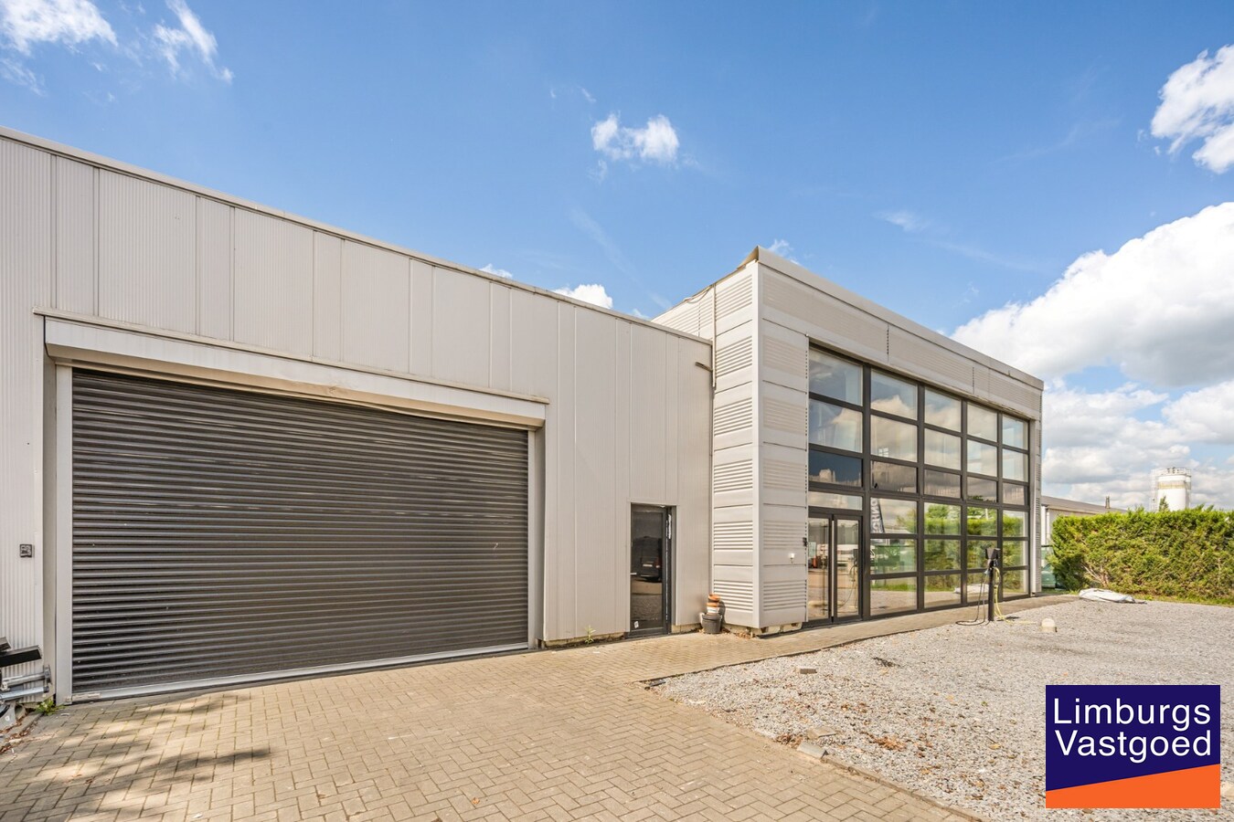 Bedrijfsgebouw met toonzaal, kantoren, magazijn en woonst - groot 700m² 