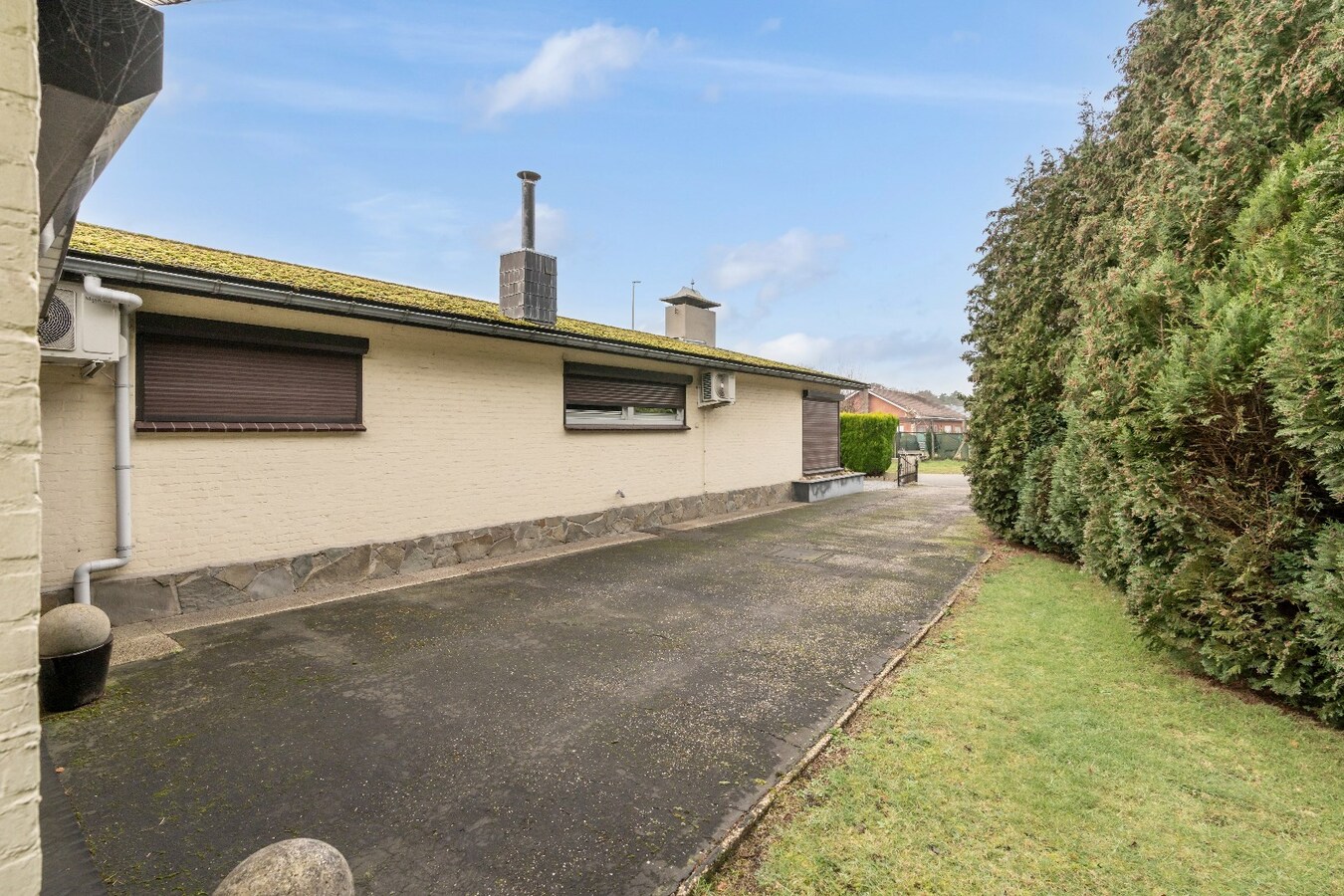 Rustig gelegen gelijkvloerse woning met garage en 3 slaapkamers in Niel-bij-As . 