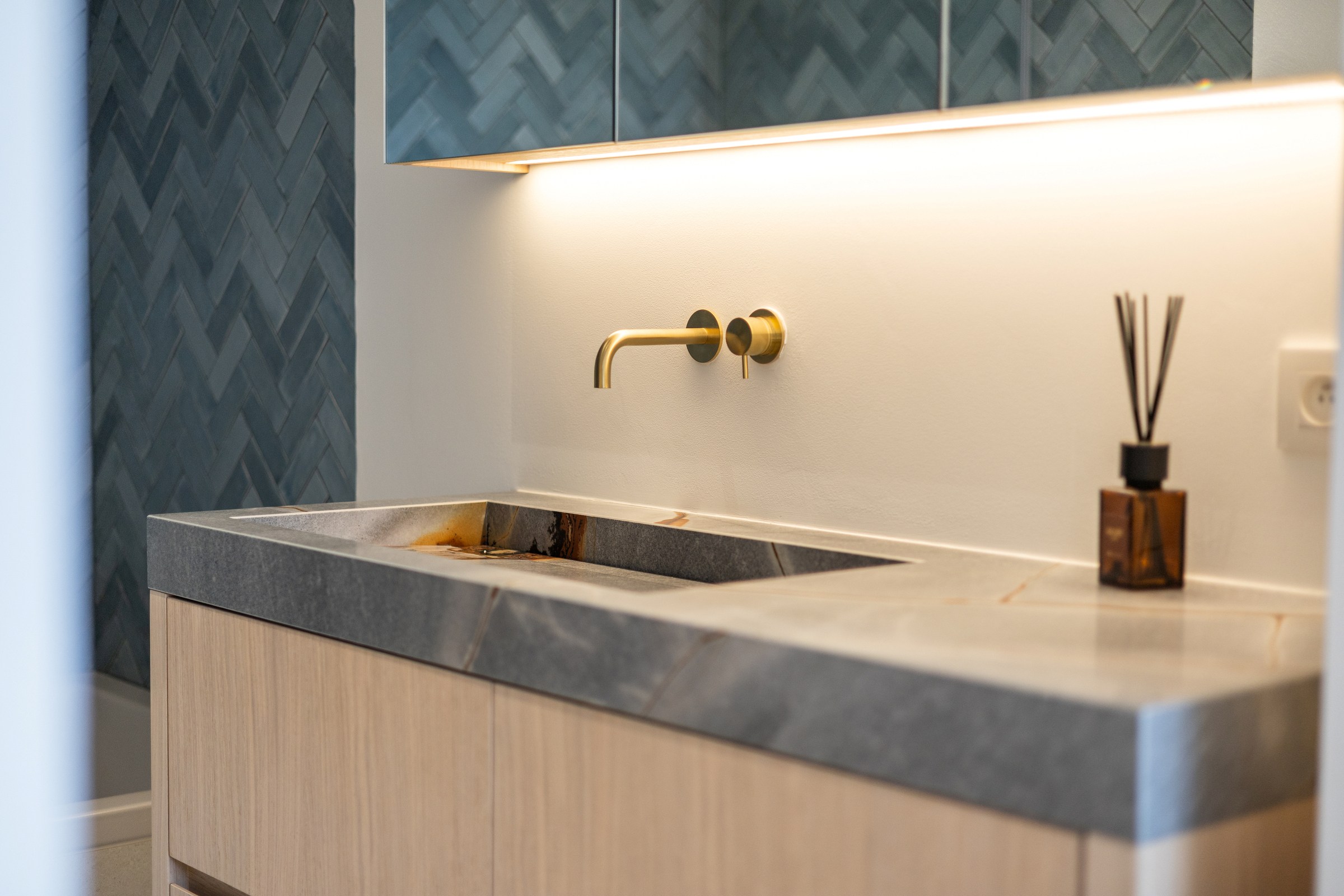 Appartement de 3 chambres entièrement rénové, idéalement situé près de la digue et du casino à Knokke. 