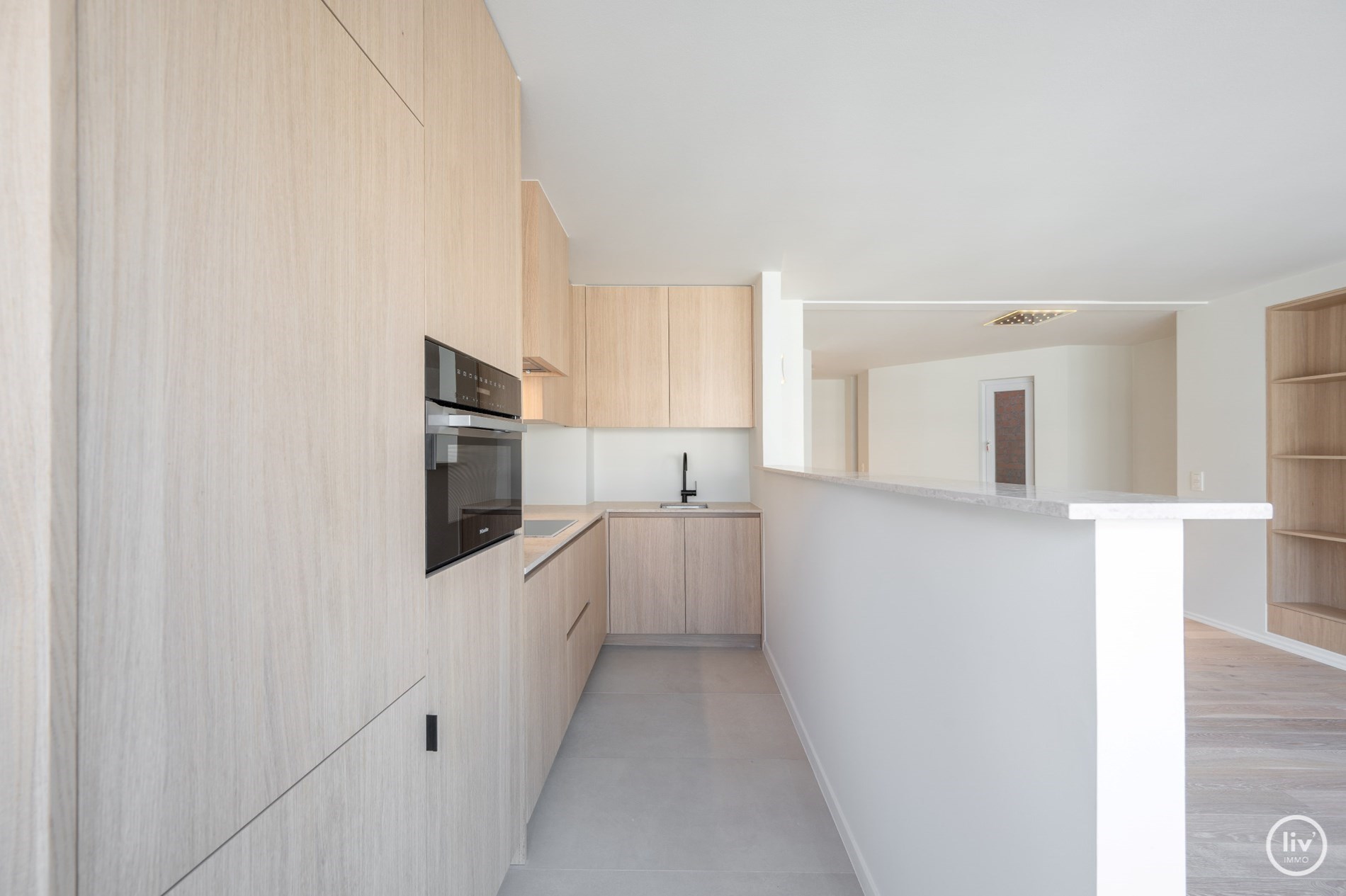 ONGEMEUBELD - Smaakvol gerenoveerd appartement met mooie gevelbreedte gelegen op de Lippenslaan op enkele passen van het strand. 