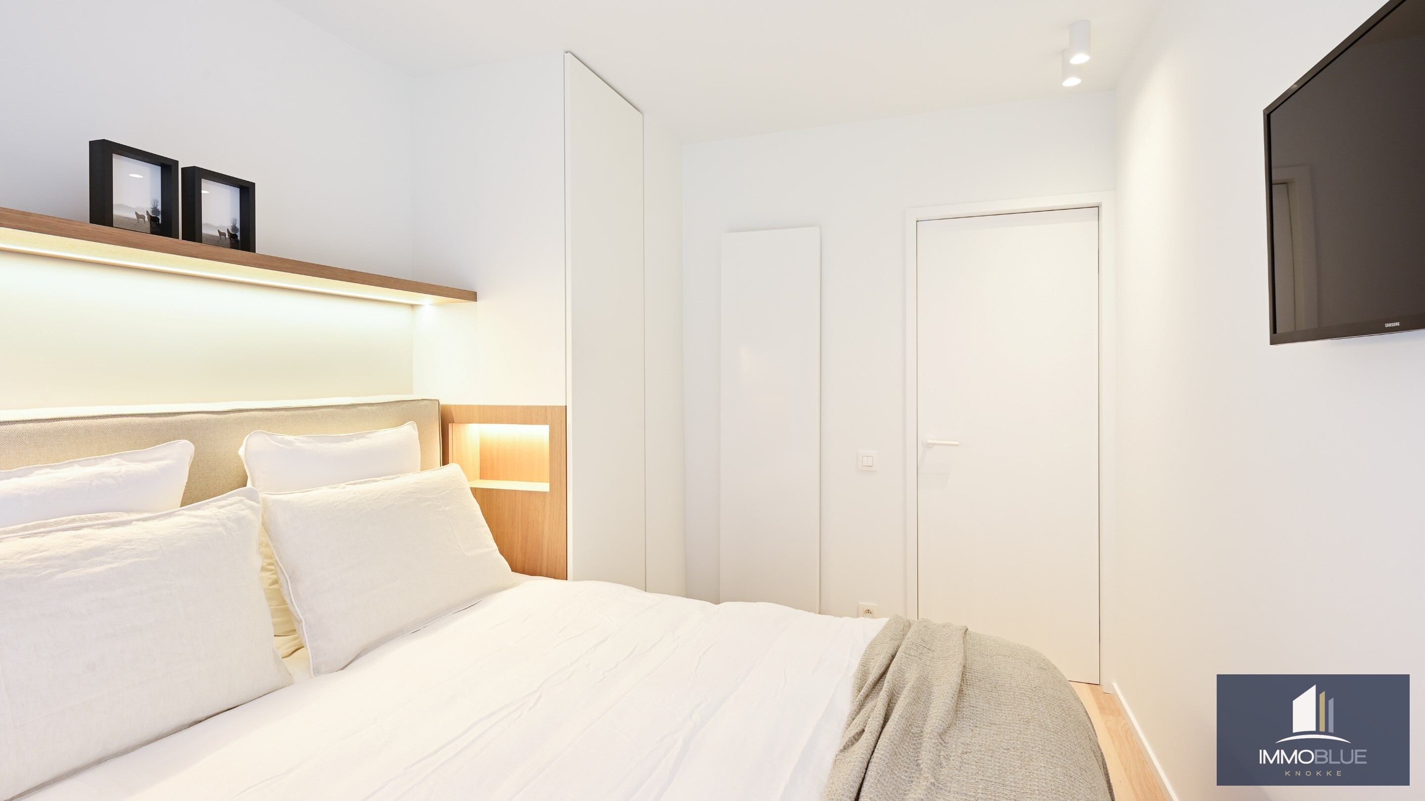 Appartement entièrement rénové avec vue latérale sur la mer. 