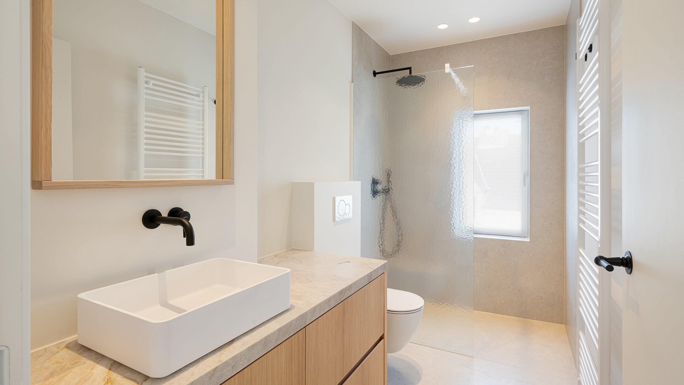 Op een uitmuntende locatie in Duinbergen, op wandelafstand van het strand en de duinen, bevindt zich deze prachtig en hoogwaardig gerenoveerde koppelvilla. 